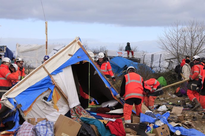 Trabajos de desmantelamiento del campamento de Calais