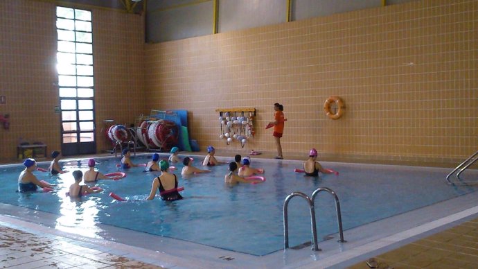 Imagen de una de las clases de natación del programa