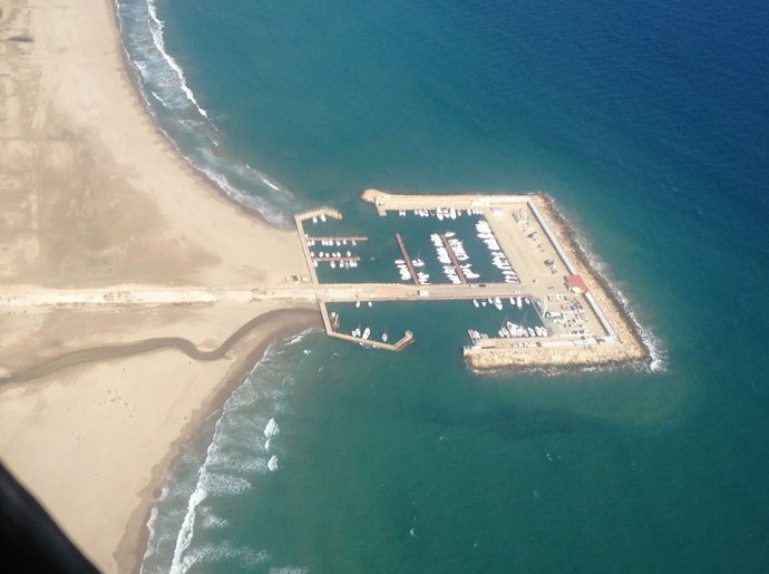 Imagen aérea del puerto de Coma-ruga.