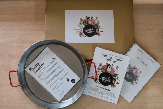 El equipo de Paella Today! desafía al chef Jamie Oliver a unirse al rodaje