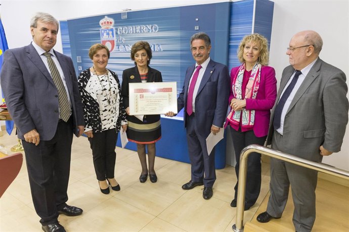 Entrega del Diploma de Servicio Distinguidos a Cantabria a Marta Malo
