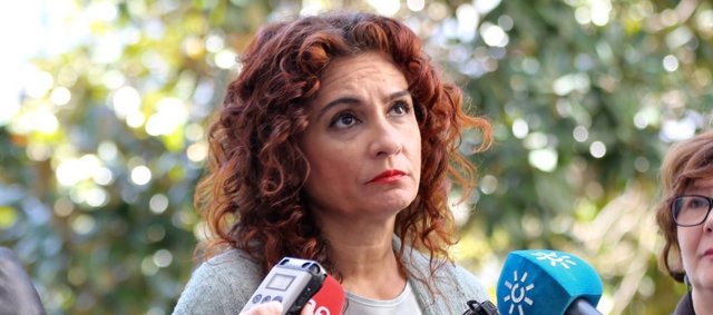 María Jesús Montero atiende a los medios en el Parlamento andaluz