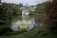 Greenpeace exige en el lago del Retiro (Madrid) hundir el TTIP y el CETA
