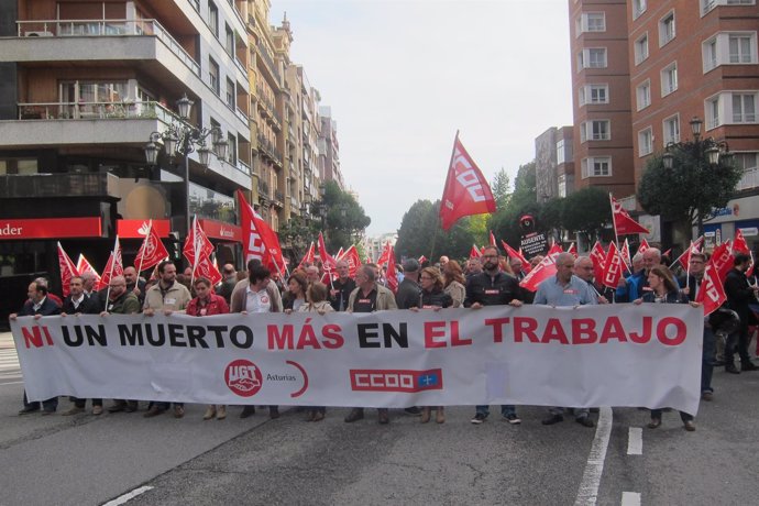 Concentración por la muerte de un trabajador en Oviedo el pasado viernes.