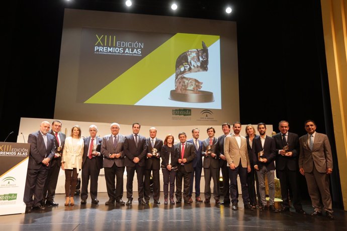 Foto de familia de los Premios Alas 2016, con galardonados y autoridades.