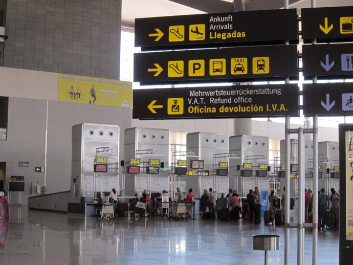 Turistas en el aeropuerto de Málaga-Costa del Sol