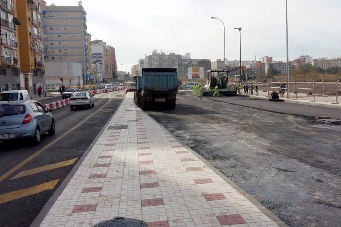 Obras avenida juan XXIII asociadas al metro málaga camión trabajadores asfalto 