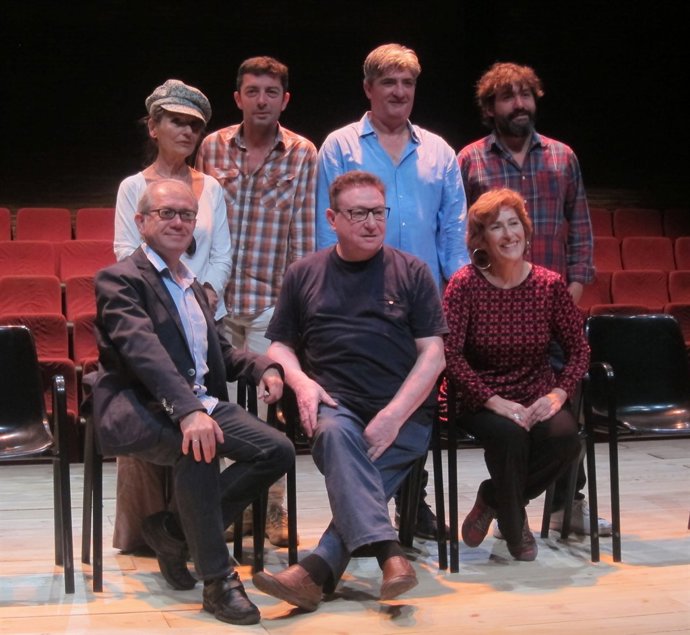 Guarionos junto al autor, director y actores de 'Hamlet Canalla' en El Micalet 
