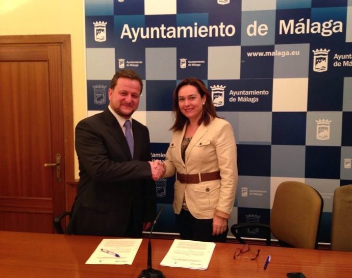 La concejala Martín Rojo firmando el acuerdo con Berenguel. 