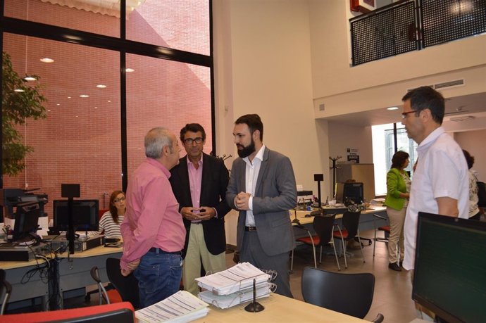 Ruiz Araujo y Tapia-Ruano en la viista al Centro de Empleo del SAE en Coín.