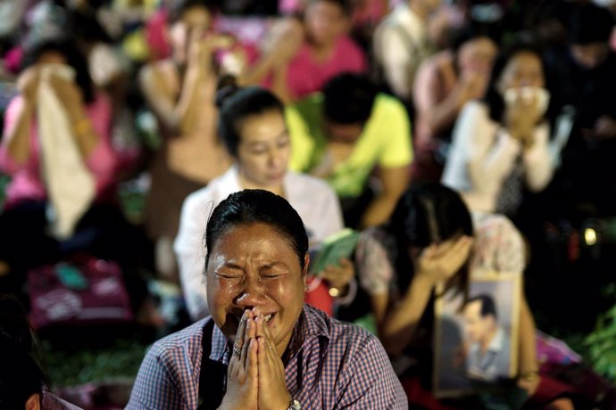 Tailandeses lloran la muerte de su rey