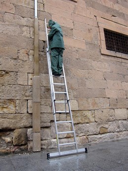 Un operario trabaja en Salamanca para convertirla en Verona