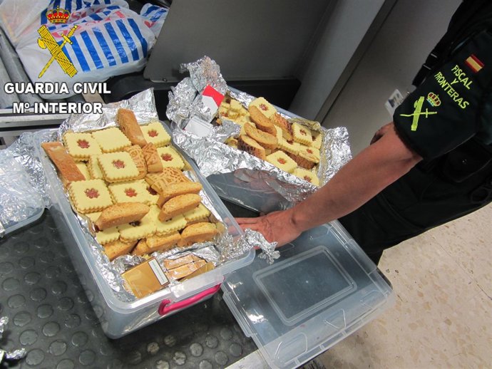 Tabaco camuflado en cajas de galletas 