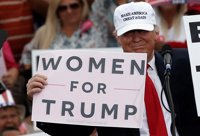 Trump niega las informaciones sobre supuestos tocamientos a mujeres