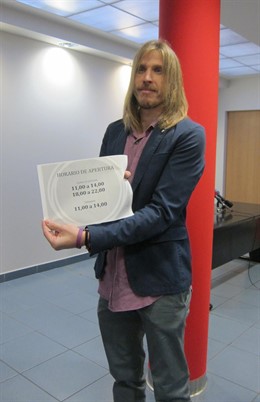 Pablo Fernández posa con los horarios de la sede autonómica