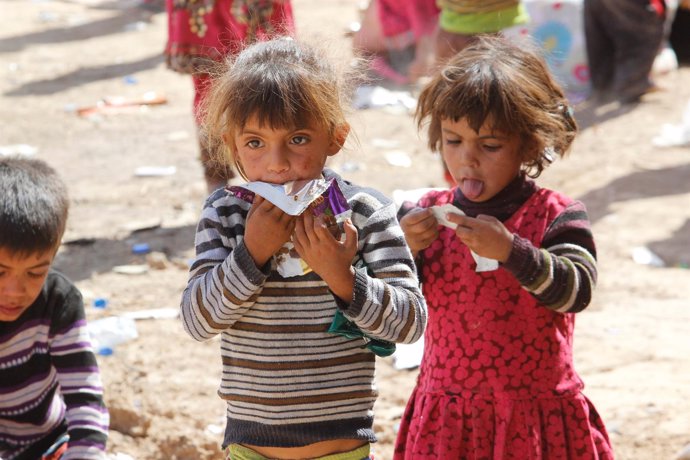 Niñios refugiados abandonan la localidad de Hawija, en Irak