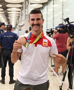 Carlos Coloma muestra su medalla a su llegada a España desde Río de Janeiro
