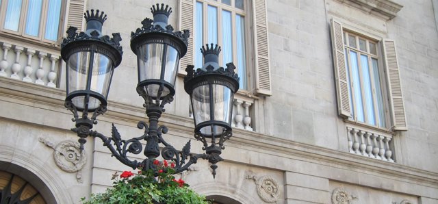 Macetas colgadas en las farolas de la plaza de Sant Jaume de Barcelona