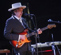 Bob Dylan no dice absolutamente nada sobre el Nobel durante su concierto horas después de ser galardonado
