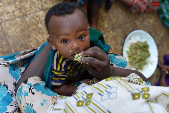 Una mujer alimenta a un niño en la región de Oromia, en Etiopía.
