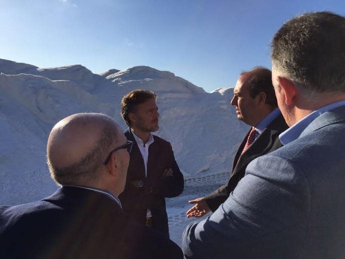 El consejero de Medio Ambiente, José Fiscal, en Salinas del Odiel.