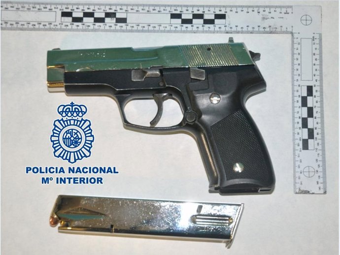 Armas incautadas al individuo detenido por amenazar a un empleado que no le fió