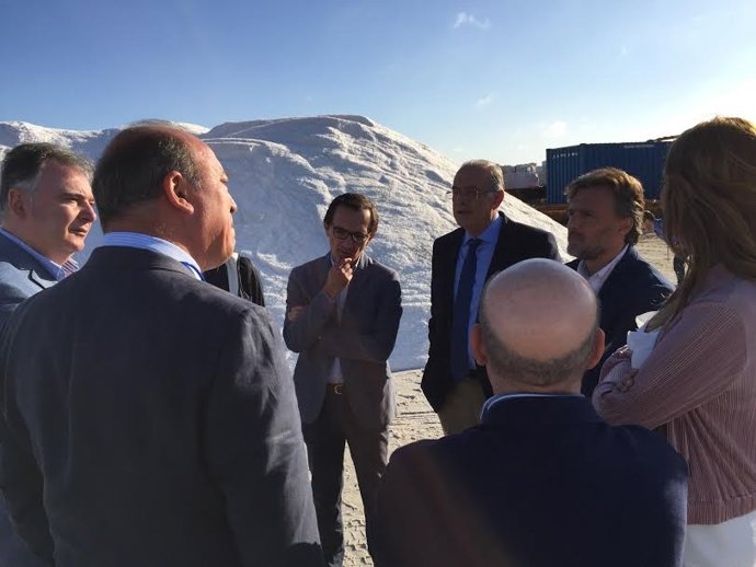 El consejero de Medio Ambiente, José Fiscal, en salinas de Marimas del Odiel.