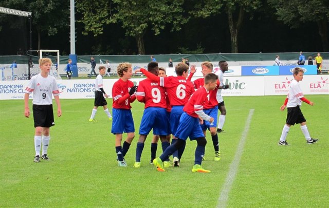 Los alevines de España celebran un gol en la Danone Nations Cup