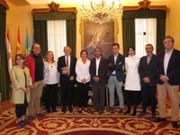 El convenio con la Universidad de Oviedo incluye dos nuevas cátedras e incrementa la partida de becas