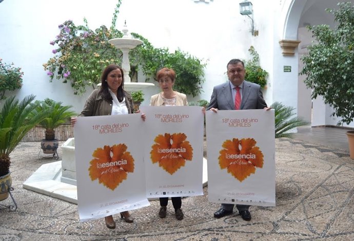 Carmona, entre Carrillo y Zurera, durante la presentación de la cata