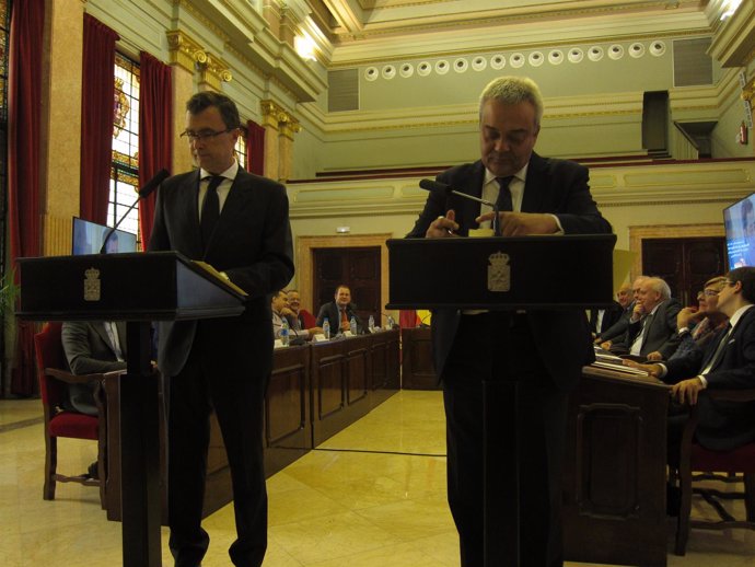 José Ballesta y Víctor Calvo-Sotelo durante la firma del convenio