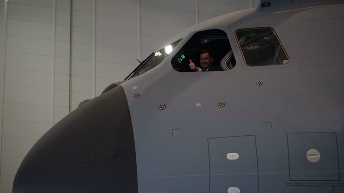 Juanma Moreno, durante su visita a Airbus