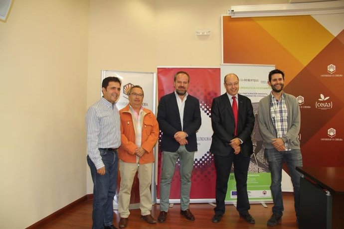 Algar (centro) durante la presentación del programa 'Ecocampus'