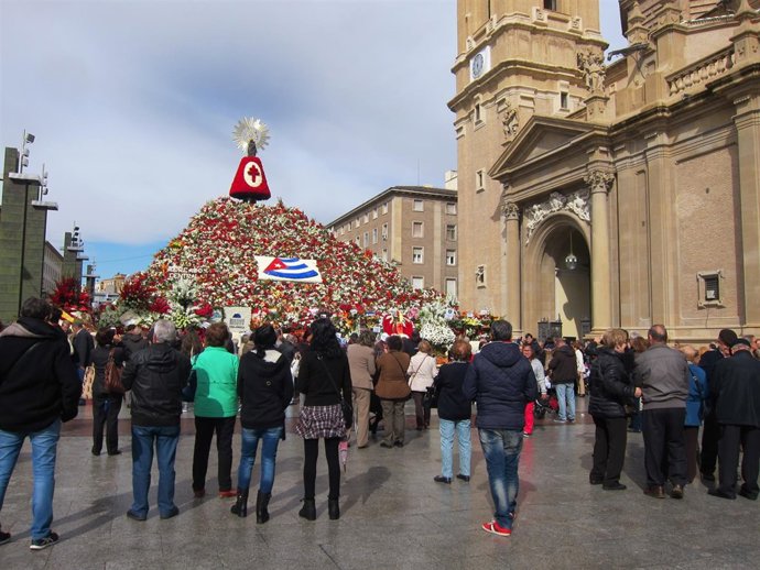 Centenares de zaragozanos acuden a ver a la Virgen del Pilar y su manto floral