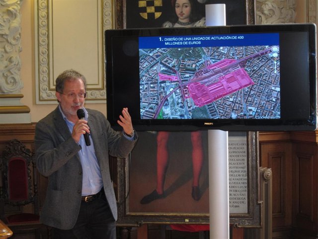 Manuel Saravia explica la propuesta del Ayuntamiento