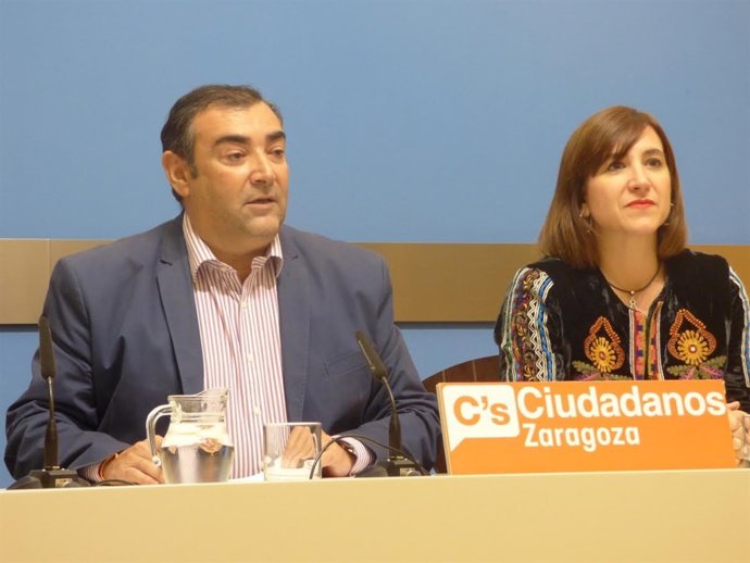 El concejal de C's Alberto Casañal y la portavoz Sara Fernández de Ciudadanos