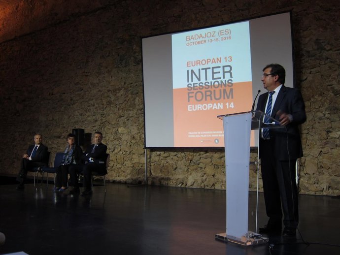 Fernández Vara en el foro Europan