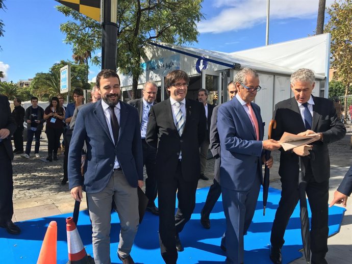 Carles Puigdemont y el presidente del Salón Náutico de Barcelona, Luis Conde