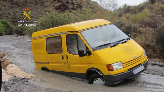 Furgoneta atrapada en una rambla de Mojácar