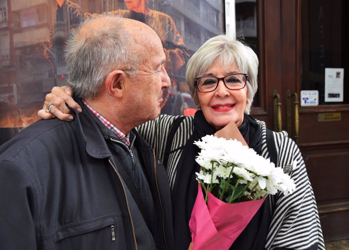 La acriz Concha Velasco, recibe flores de un admirador, hoy en Zaragoza.