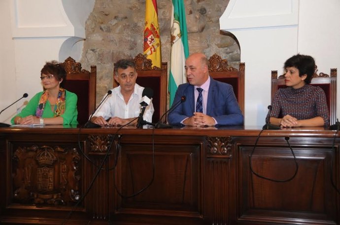 Antonio Ruiz (dcha.), junto al alcalde de Villa del Río