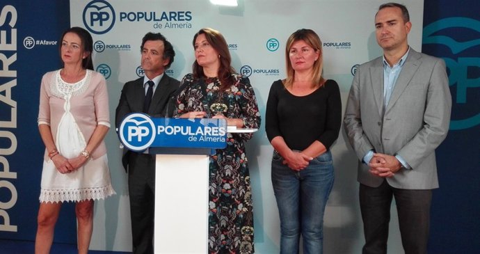 Carmen Crespo junto a sus compañeros parlamentarios almerienses por el PP