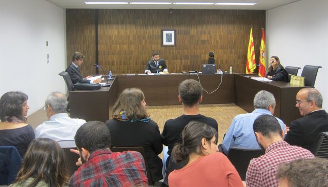 Vista sobre a apertura del Ayuntamiento de Badalona el 12 de octubre