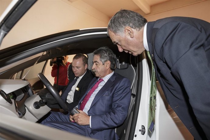 Revilla inaugura en La Lechera la Feria del Vehículo de Ocasión