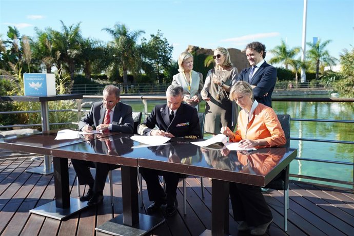 Firma entre la Fundación Oceanogràfic y el JEMAD