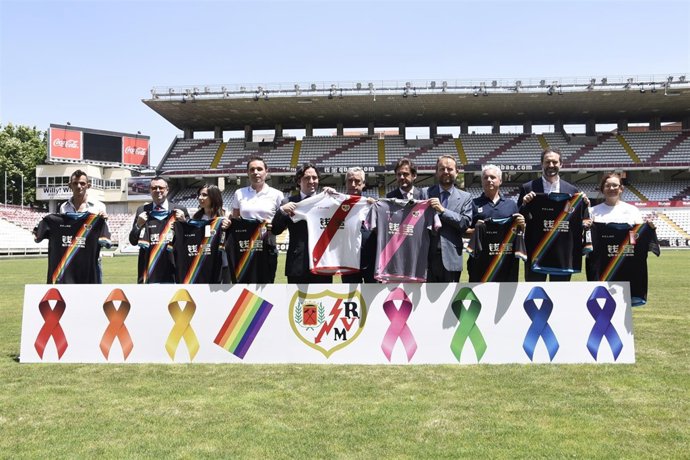 Presentación de las nuevas equipaciones del Rayo Vallecano 2016 con Martín Presa