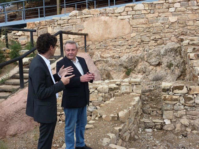 El delegado de Cultura, Francisco Alcalde (dcha.), en el Cerro de la Cruz