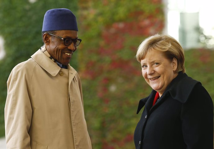 Buhari y Merkel durante un encuentro en Berlín