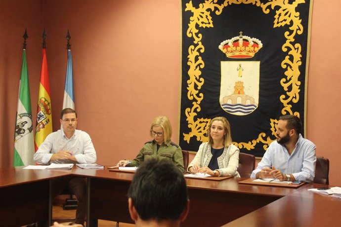 La alcaldesa reunida con los partidos.