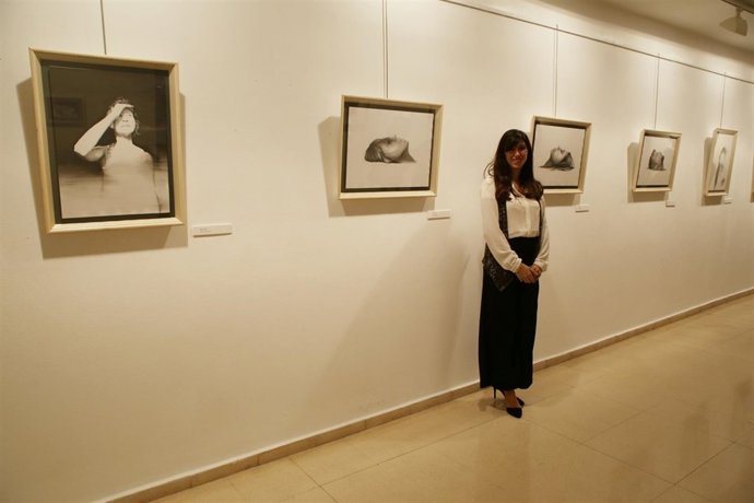La artista Raquel Cánovas en su exposición 'Elegancia que adormece' 